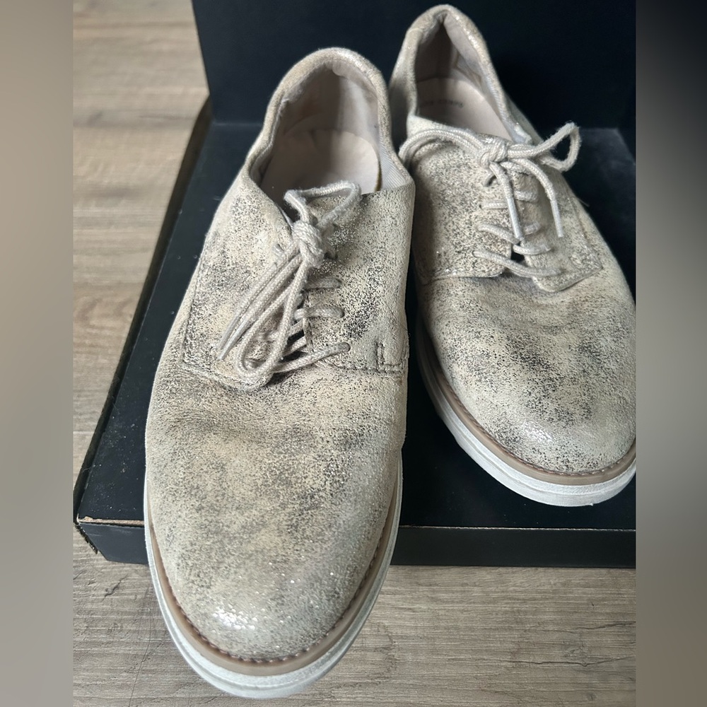 Clarks Women Sparkly gold/beige Lace-Up Flats, sz 6